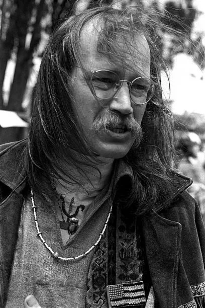 Dans les années 1960, les communes de la contre-culture américaine offraient des modes de vie alternatifs, rejetant la société dominante et favorisant des environnements où de nouvelles idées, y compris celles liées à la science et à la technologie, pouvaient se développer librement en dehors des institutions traditionnelles.