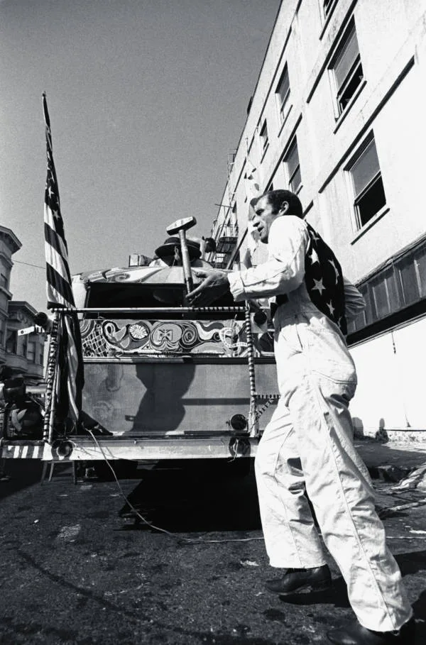 Dirigés par l'auteur Ken Kesey, les Merry Pranksters étaient un groupe vibrant de figures de la contre-culture qui ont parcouru les États-Unis à bord de leur célèbre bus psychédélique 'Furthur', organisant des 'acid tests' pour explorer des états de conscience altérés et défier les normes sociales.