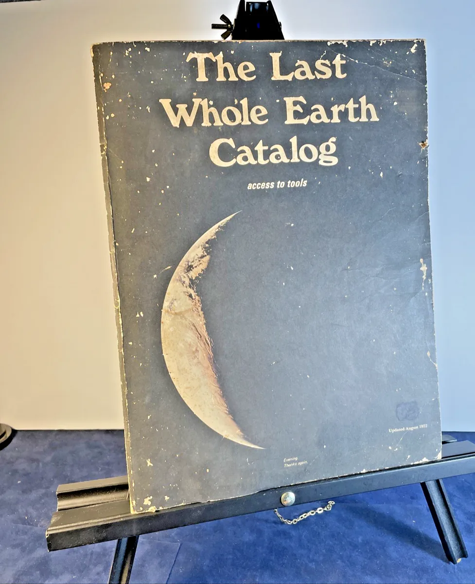 Le *Whole Earth Catalog* était une publication révolutionnaire de la contre-culture qui a servi de 'précurseur papier d'internet', offrant des outils, des critiques et des idées pour l'autosuffisance et la connaissance décentralisée.