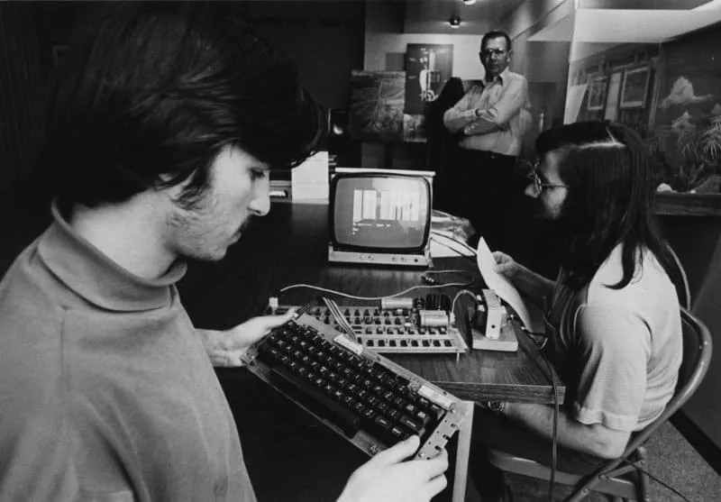 Le Homebrew Computer Club, fondé en 1975, était un rassemblement essentiel de passionnés d'informatique et d'ingénieurs dans la Silicon Valley.