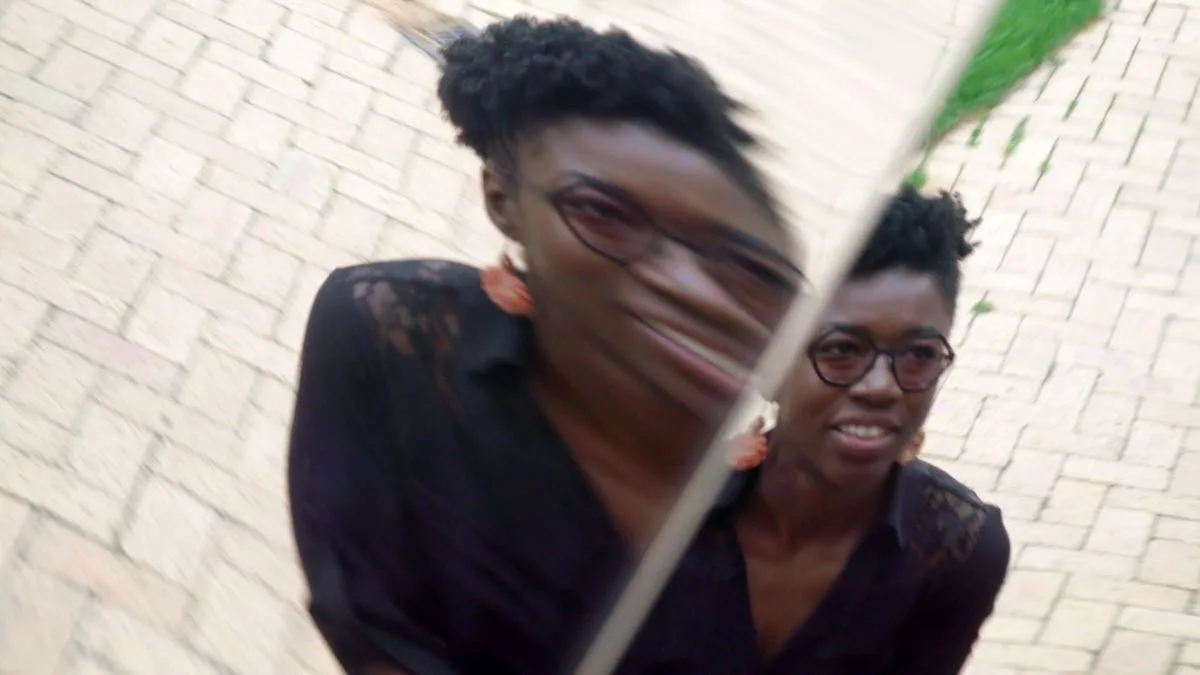 Joy Buolamwini, fondatrice de l'Algorithmic Justice League, a révélé comment les systèmes de reconnaissance faciale fabriqués aux États-Unis avaient du mal à identifier les femmes à la peau plus foncée, avec des taux de biais atteignant 34,7 % contre 0,8 % pour les hommes à la peau plus claire. Ses recherches pionnières soulignent les lacunes critiques en matière de données qui sapent l'équité et la précision de l'IA dans des contextes divers. (Source : pbs.org)