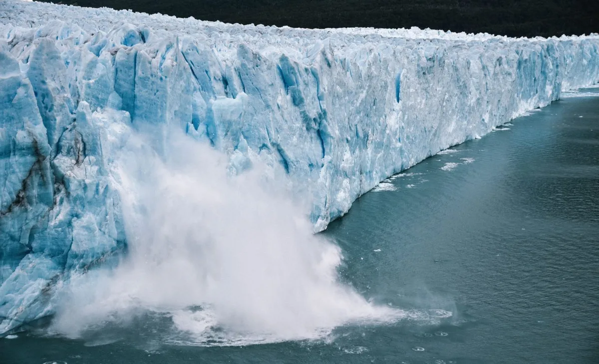 Le recul rapide des glaciers dans le monde entier, comme le glacier Okjökull en Islande qui a été déclaré mort en 2019, est un indicateur visuel frappant du changement climatique mondial, un problème exacerbé par la consommation d'énergie significative des systèmes d'IA. (Source : earth.com)
