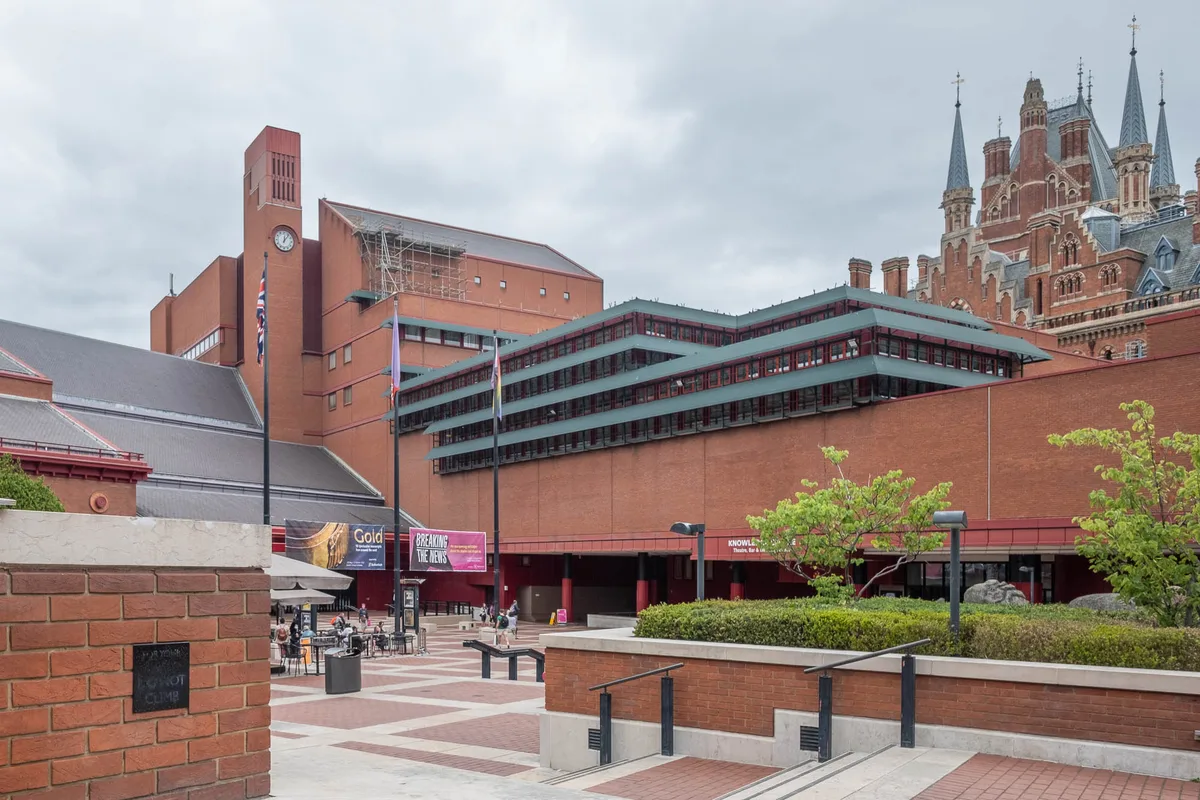 La British Library, l'une des plus grandes bibliothèques du monde, abrite une immense collection de textes historiques.