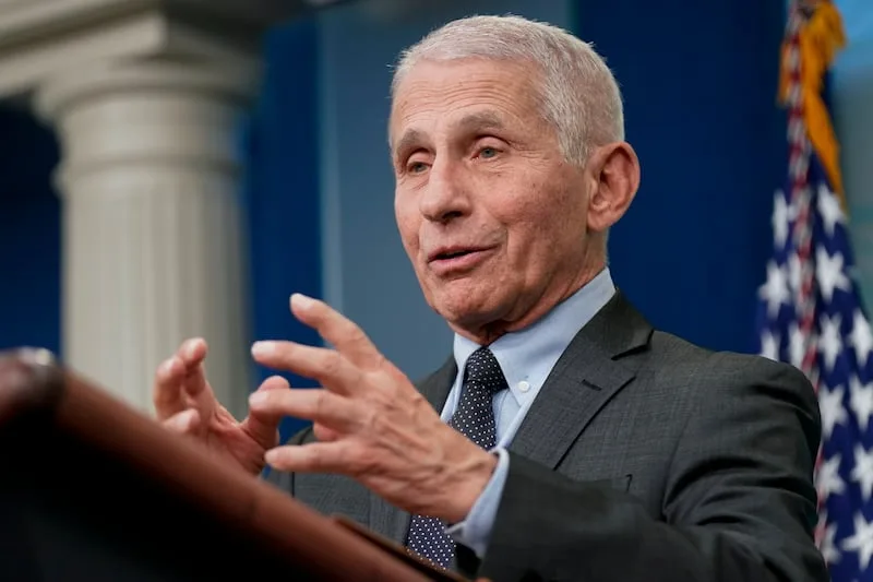 Le Dr Anthony Fauci, alors directeur de l'Institut national des allergies et des maladies infectieuses, a admis 