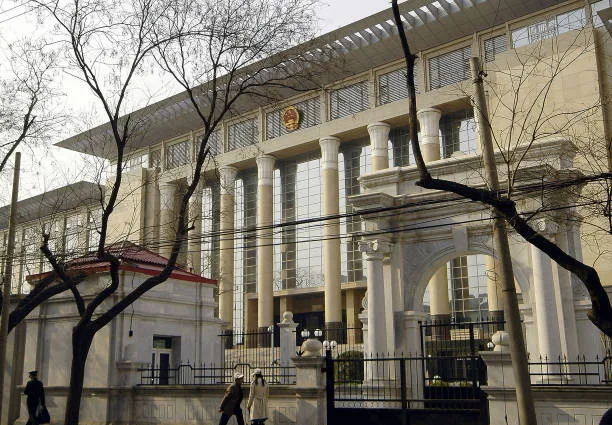 La Cour populaire suprême (CPS) de Pékin est la plus haute instance judiciaire de Chine, supervisant un vaste système judiciaire à quatre niveaux qui a traité plus de 30 millions d'affaires en 2022.
