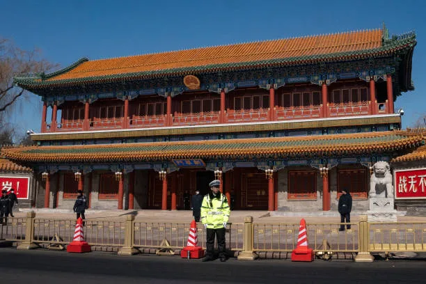 Le Parti communiste chinois (PCC) est explicitement placé à la tête du système juridique chinois par la Constitution, agissant comme l'arbitre final de la légalité et guidant toutes les réformes et institutions juridiques.