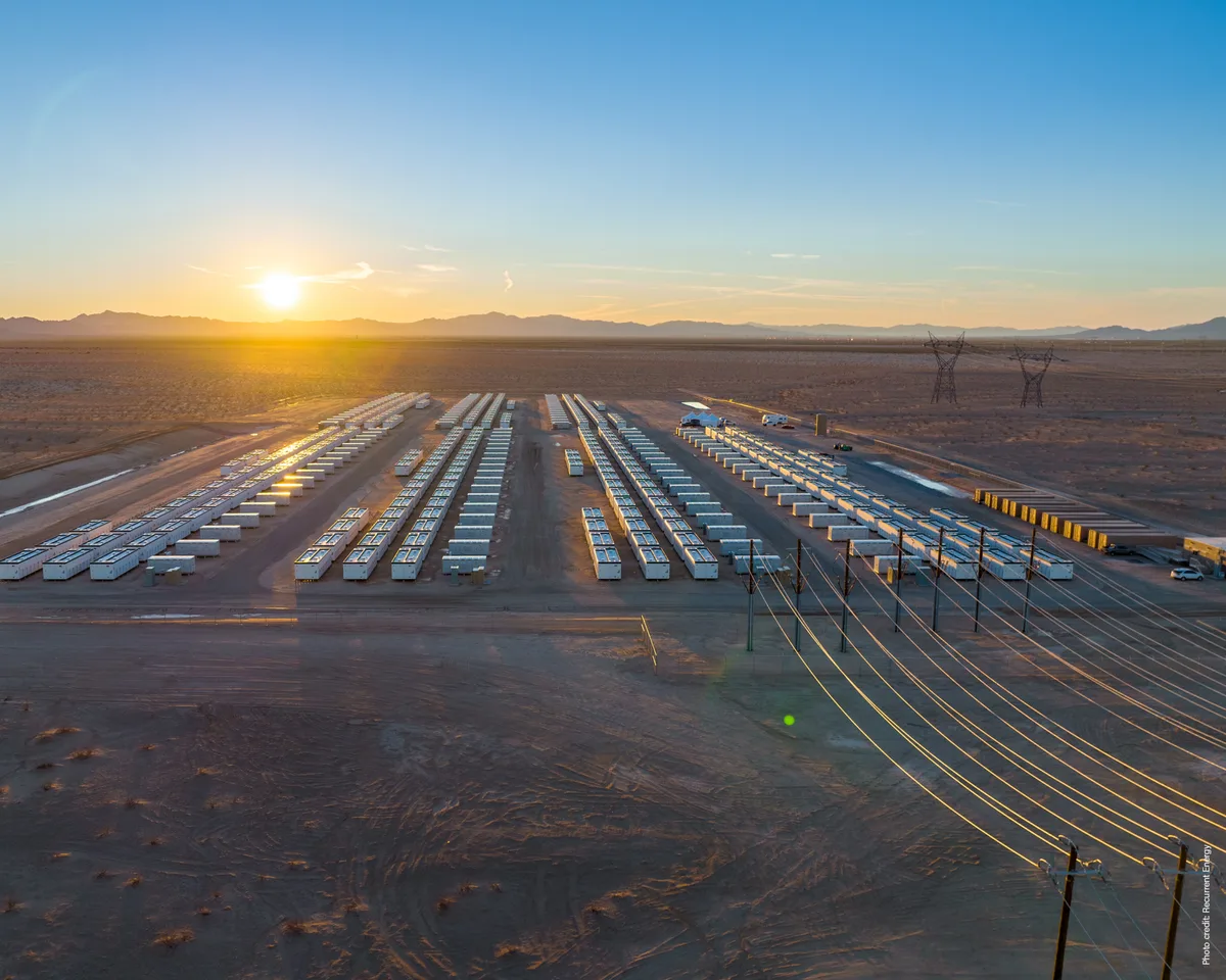 Las instalaciones de almacenamiento de energía en baterías a gran escala, como la Vistra Moss Landing Energy Storage Facility en California, son cruciales para modernizar las redes eléctricas. Estas enormes instalaciones almacenan el exceso de energía renovable y la liberan durante los picos de demanda, asegurando la estabilidad y fiabilidad de la red para un futuro energético más limpio.