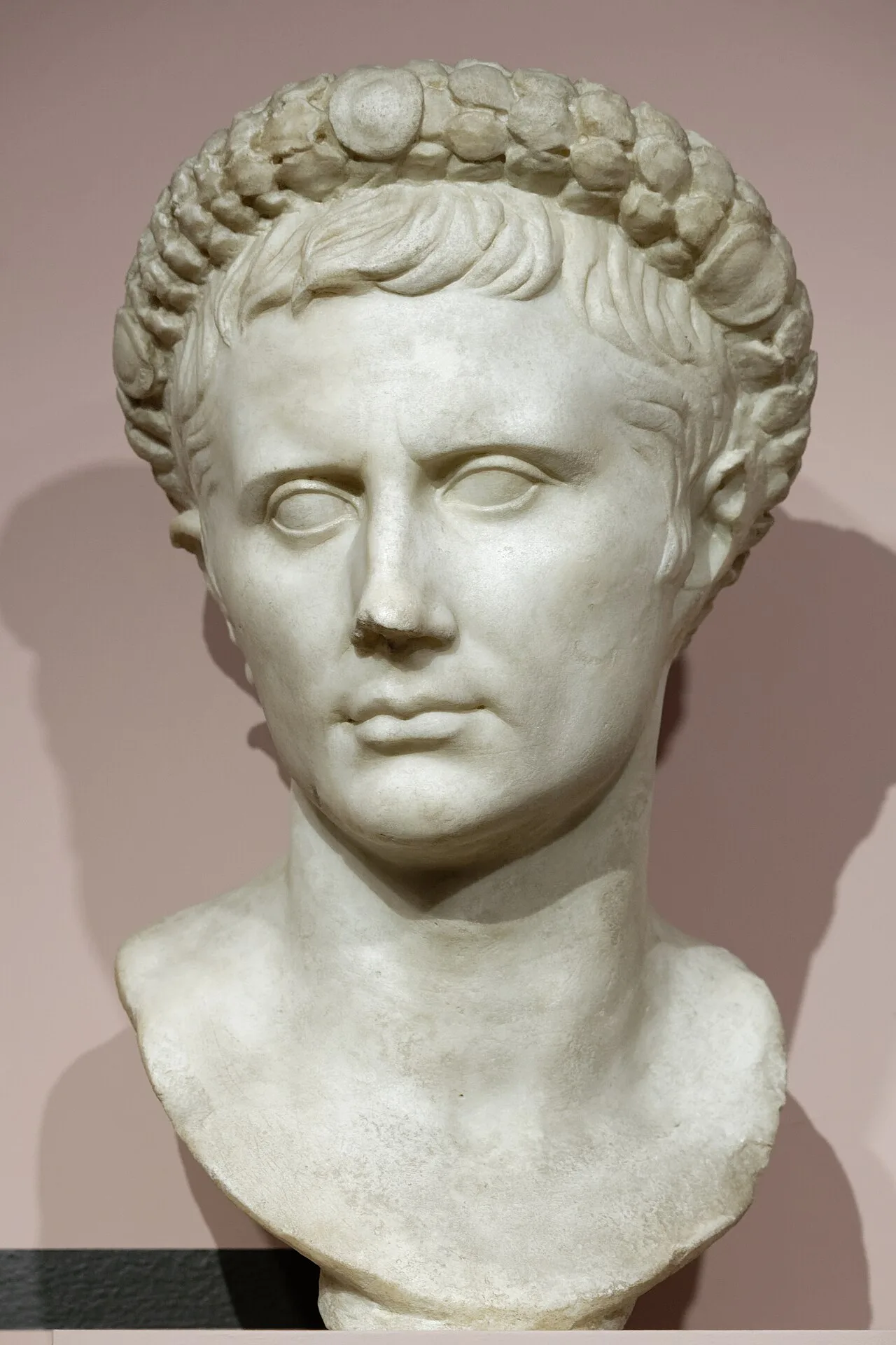 Buste en marbre d'Octave (plus tard empereur Auguste), dont la victoire décisive à la bataille d'Actium a conduit à la fin de la République romaine et au début de l'Empire romain.