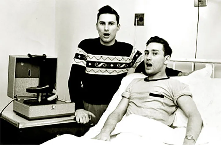 Richard Herrick (left) and his identical twin brother Ronald Herrick (right) whose pioneering kidney