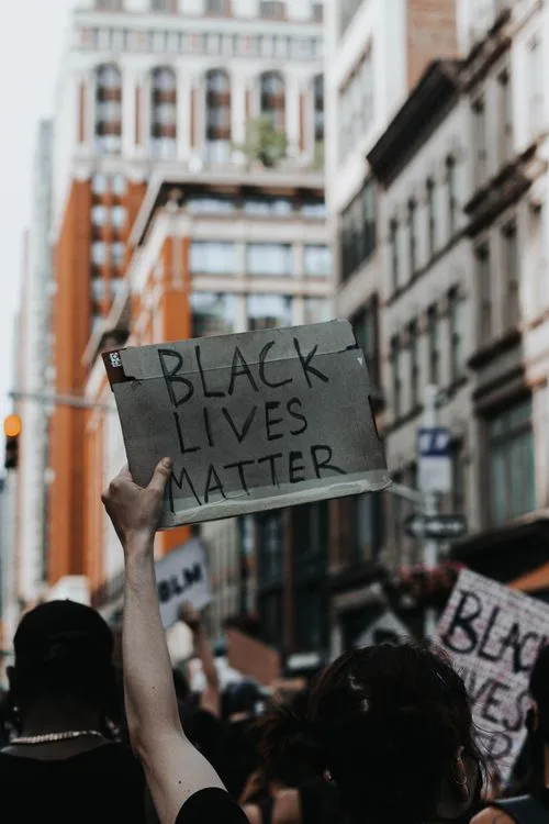 Le Movement for Black Lives (M4BL) est une coalition de plus de 150 organisations qui s'est formée en 2014