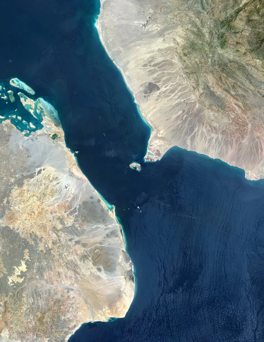 Le détroit de Bab-el-Mandeb est une voie navigable étroite et critique reliant la mer Rouge au golfe d'Aden, servant de route maritime vitale pour le commerce mondial, en particulier pour le pétrole et les marchandises transitant par le canal de Suez.