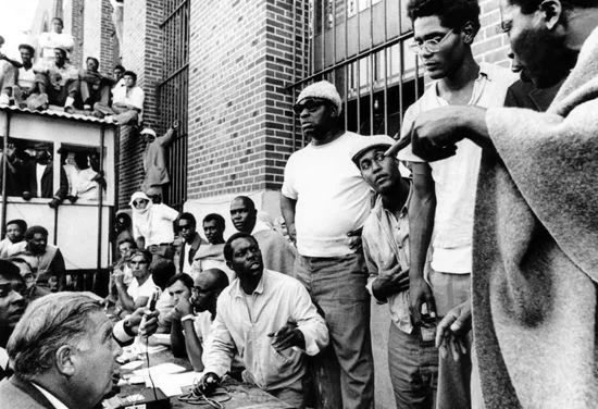 El Levantamiento de la Prisión de Attica en septiembre de 1971 vio a más de 1.000 prisioneros tomar el control de partes de la prisión