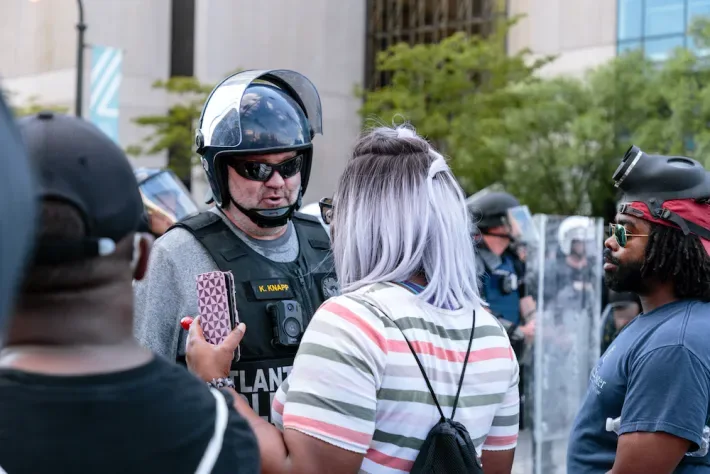 El activismo digital se ha convertido en una herramienta fundamental para los movimientos sociales por la justicia penal, permitiendo una rápida organización