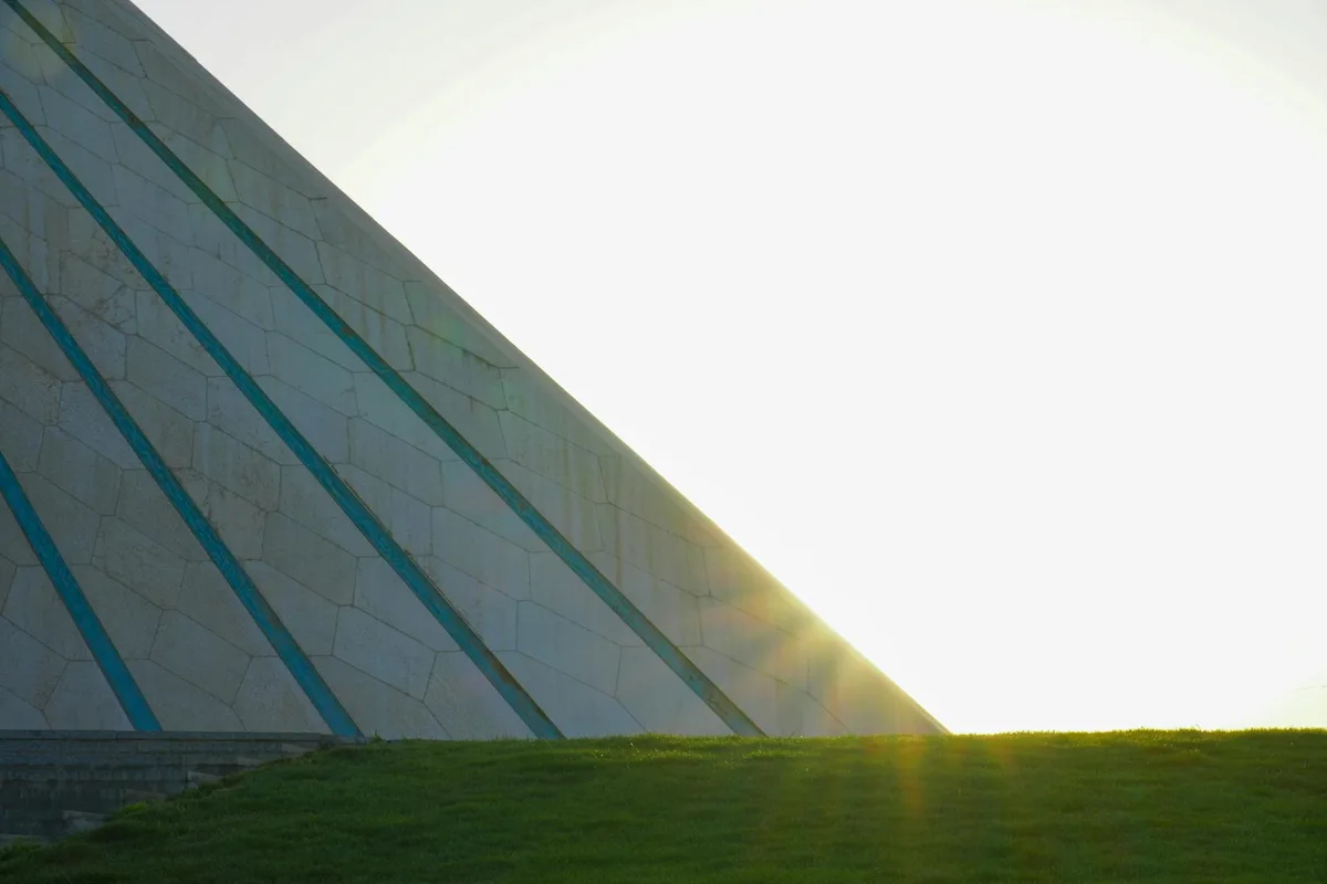 Fundada en 1929 como la primera institución iraní para formar ingenieros, la Universidad de Ciencia e Tecnología de Irán (IUST) se centró inicialmente en la educación industrial. Ostenta la distinción de tener el primer departamento de ingeniería de materiales en Irán y es particularmente conocida por su investigación en ingeniería civil, mecánica y informática, contribuyendo significativamente a los avances industriales y tecnológicos de Irán. (Foto: Reza Tavakoli, Pexels)