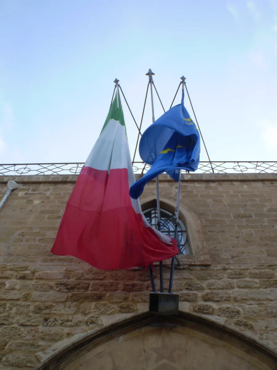 La bandera de la Unión Europea, con doce estrellas doradas sobre un fondo azul, simboliza la unidad, la solidaridad y la armonía entre los pueblos de Europa