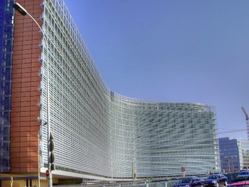 La Comisión Europea, con sede en el edificio Berlaymont en Bruselas, Bélgica, es el brazo ejecutivo de la Unión Europea