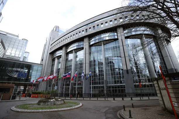 L'edificio del Parlamento Europeo a Bruxelles, Belgio, è un simbolo chiave della leadership dell'UE nel movimento globale per il 'diritto alla riparazione'. È stato qui che sono stati approvati gli aggiornamenti alla Direttiva Ecodesign, stabilendo regole per la durata della batteria e l'accesso ai pezzi di ricambio per l'elettronica, stabilendo così uno standard globale per le leggi sulla riparazione. (Fonte: gettyimages.ca)