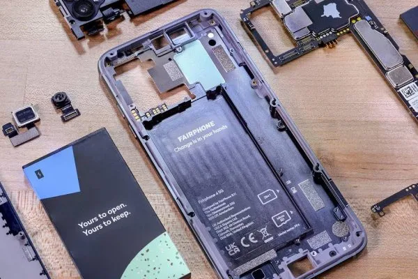 Il Fairphone, uno smartphone modulare, esemplifica il movimento per il 'diritto alla riparazione' consentendo agli utenti di sostituire facilmente componenti come la batteria, lo schermo o la fotocamera, prolungandone significativamente la durata e riducendo i rifiuti elettronici. (Fonte: ifixit.com)