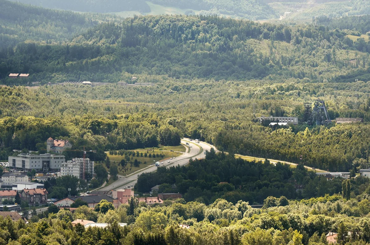 Wałbrzych, una città nella Bassa Slesia, Polonia, è diventata l'epicentro di una frenesia mediatica globale nel 2015 a causa di affermazioni su un treno d'oro nazista sepolto. 