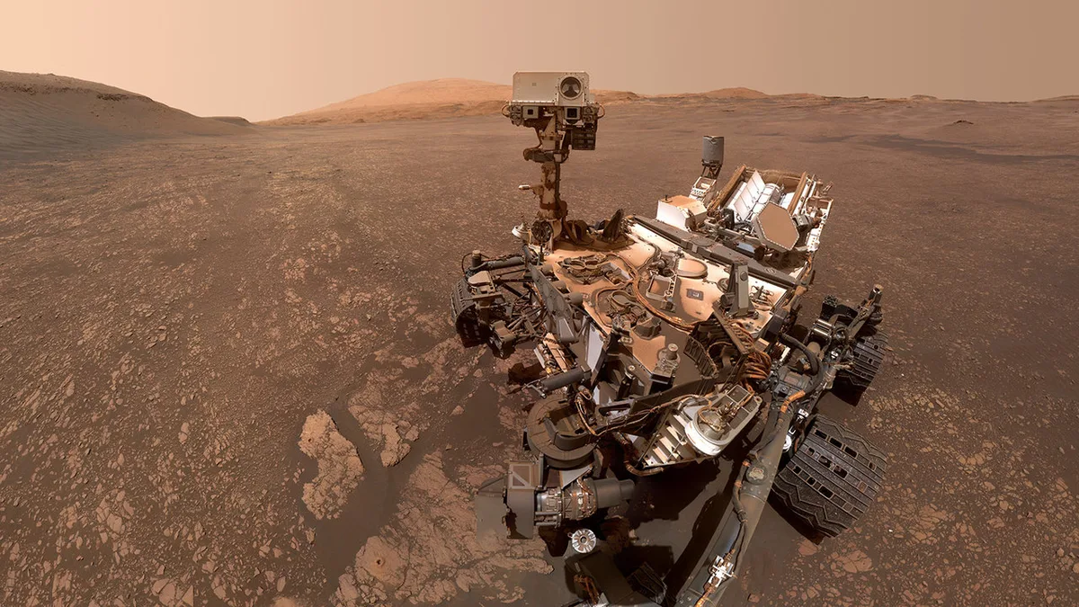 Le rover Curiosity de la NASA, vu ici explorant la surface martienne, a atterri dans le cratère Gale en août 2012 et a découvert des molécules organiques dans d'anciens mudstones, fournissant des informations cruciales sur le potentiel de vie passée sur Mars. Ses découvertes de thiophènes, de benzène et de toluène ont été publiées en 2018, laissant entrevoir les éléments constitutifs de la vie.