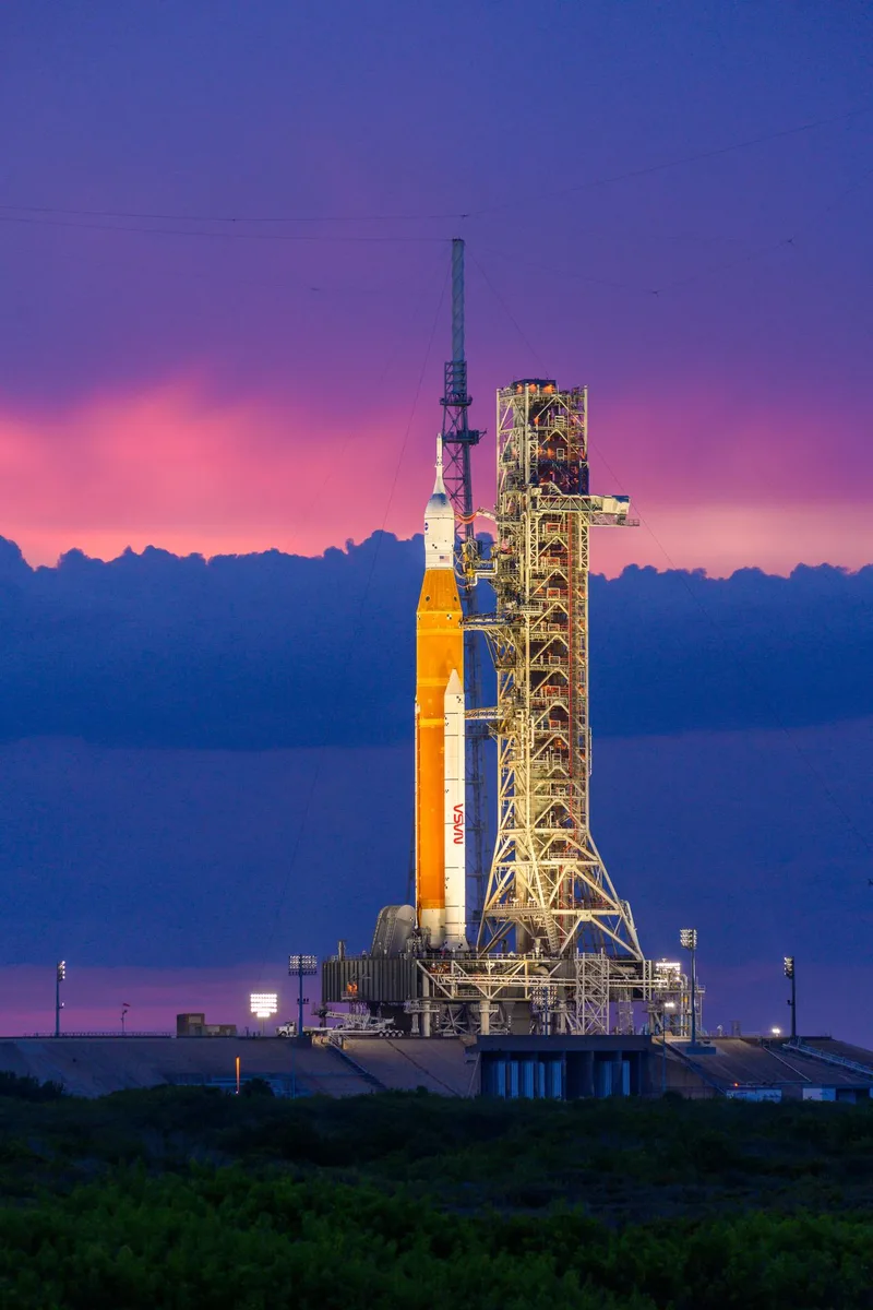 La fusée Space Launch System (SLS) est la fusée la plus puissante jamais construite par la NASA, conçue pour transporter des astronautes et du fret vers la Lune dans le cadre du programme Artemis.