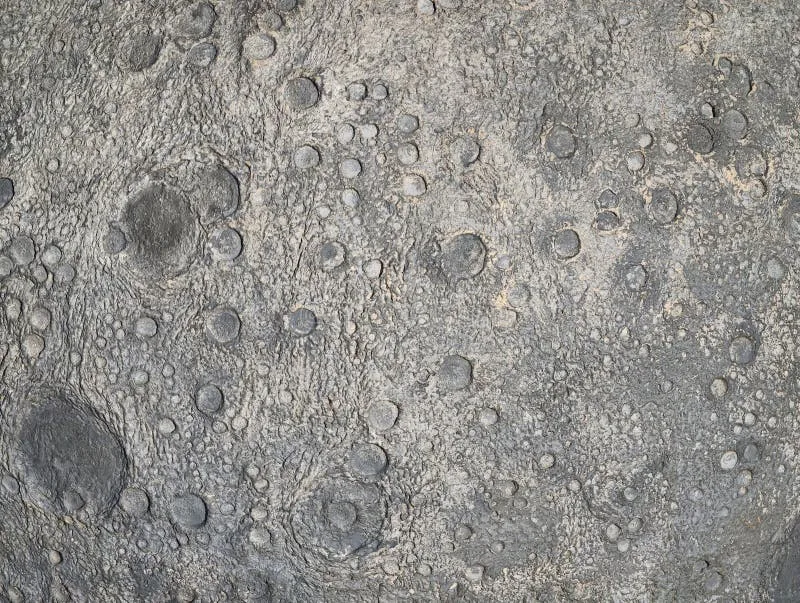 Une vue agrandie du régolithe lunaire, ou poussière lunaire. Ce matériau abrasif et chargé électriquement pose