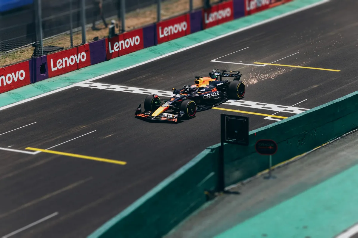 Max Verstappen célèbre sa victoire spectaculaire au Championnat du monde de Formule 1 2021 sur le circuit de Yas Marina