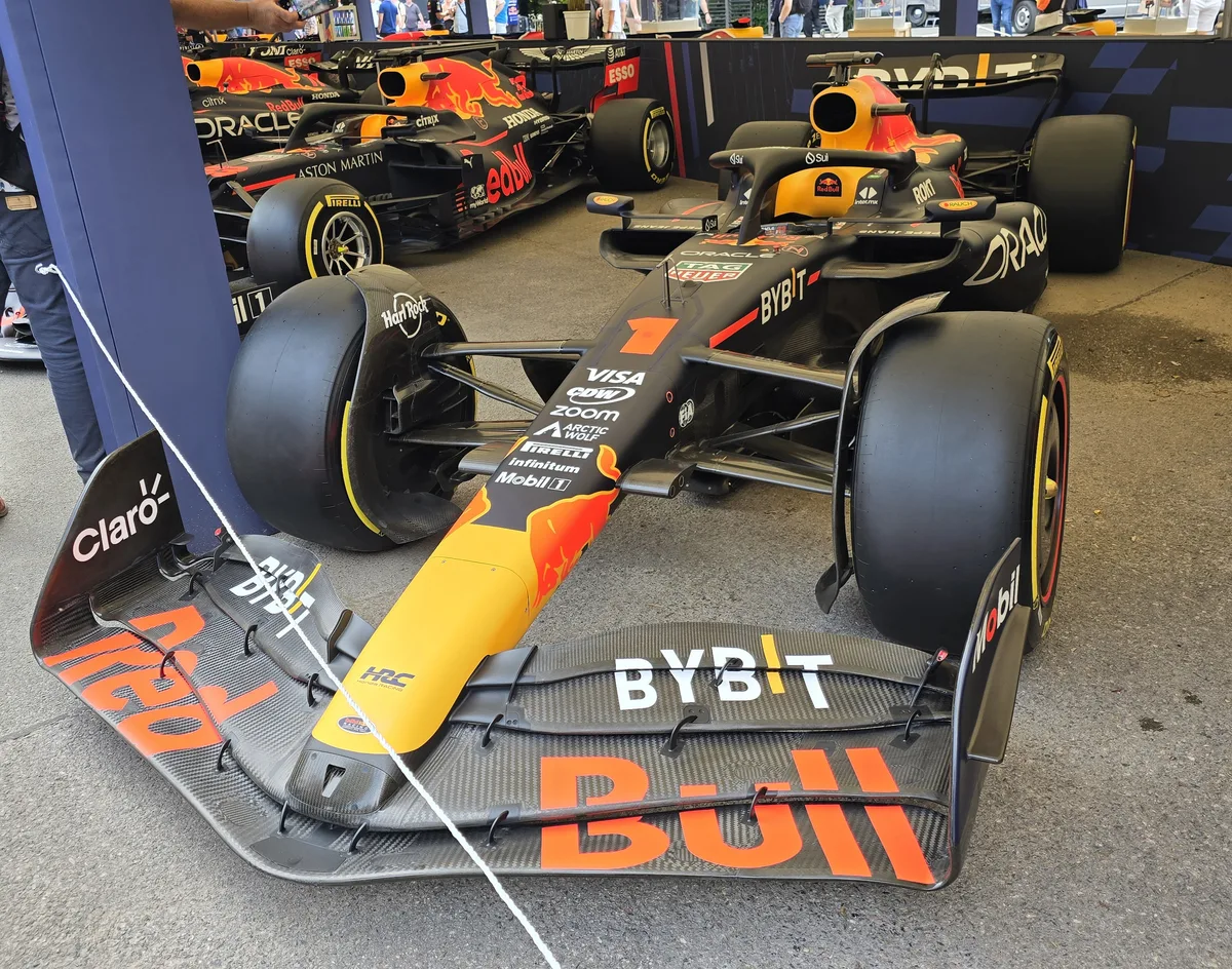 Sir Lewis Hamilton, septuple champion du monde de Formule 1, détient de nombreux records en F1, y compris le plus grand nombre