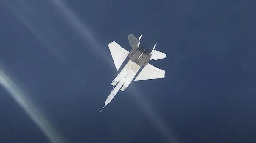 I jet da combattimento F-15 e F-16 sono capaci di volo supersonico, producendo potenti boati sonici che possono