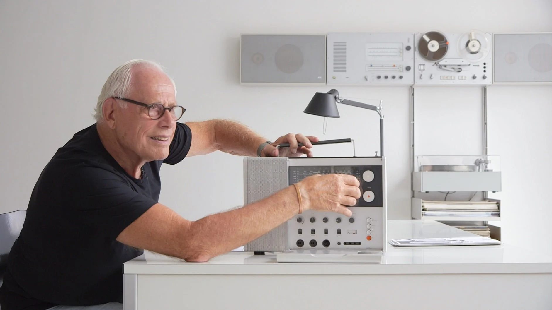 Dieter Rams, designer industriel influent dont les principes "moins mais mieux" ont façonné le design minimaliste moderne, y compris l'esthétique d'Apple.