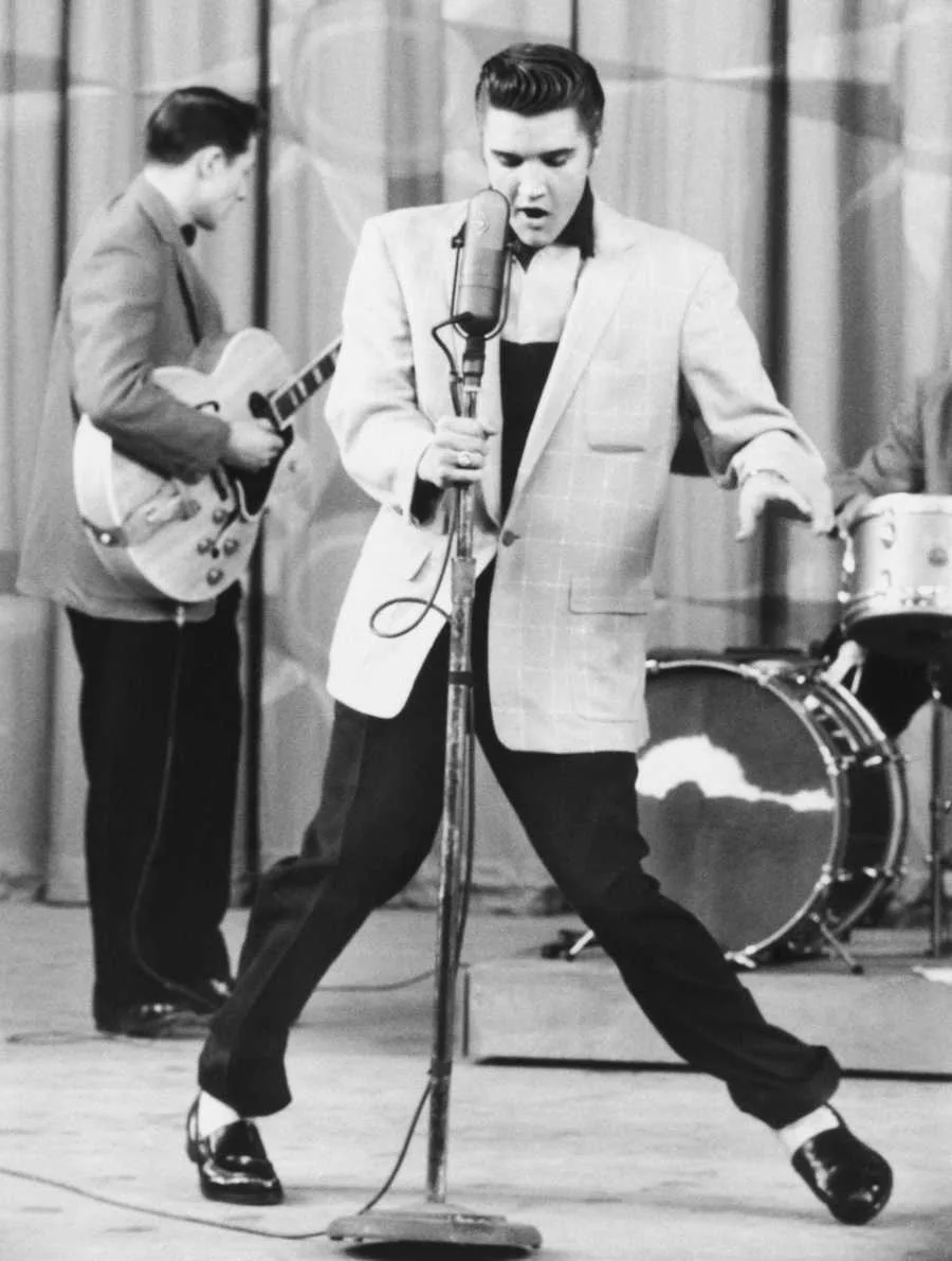 La icónica interpretación de Elvis Presley de "Hound Dog" en 1956 transformó el éxito de blues de Big Mama Thornton en 