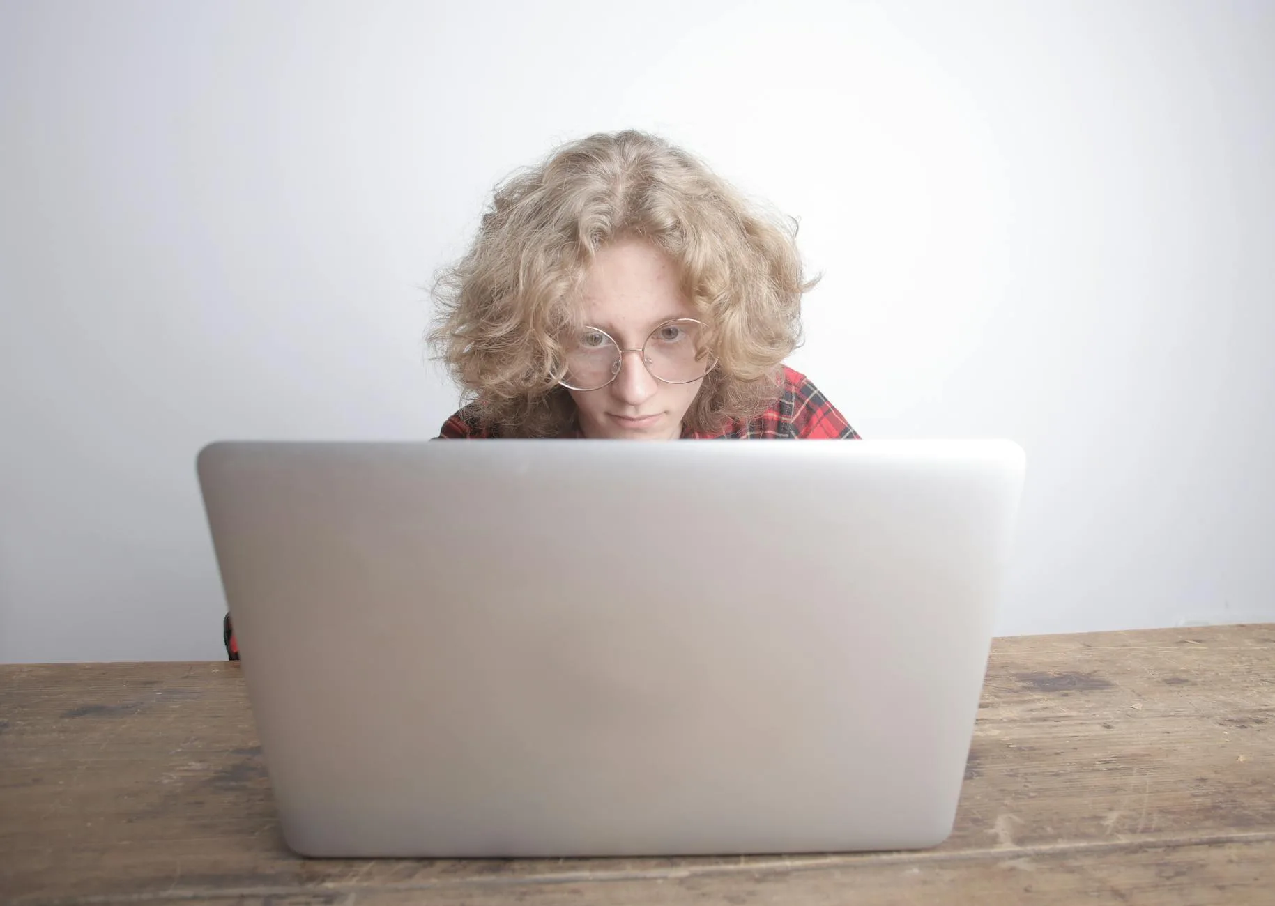 Modern individuals successfully engaging in various digital side hustles online.