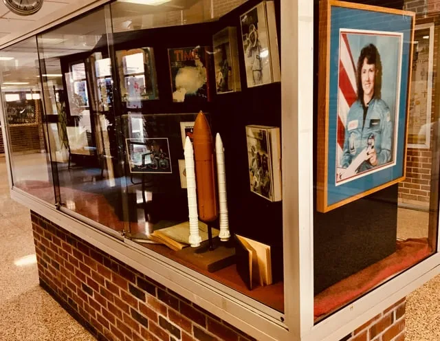 Christa McAuliffe, une enseignante de lycée du New Hampshire, a été sélectionnée pour le programme « Enseignant dans l'espa