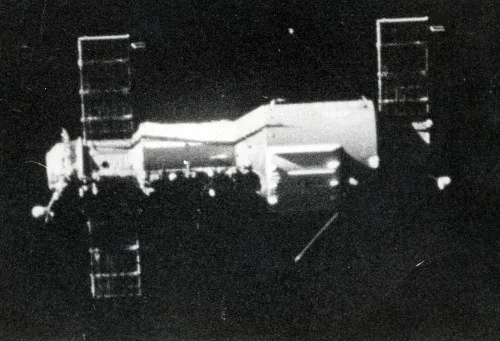 La Salyut 1, la primera estación espacial del mundo, lanzada en 1971. Su tripulación pasó 23 días en órbita, proporcionando datos médicos invaluables que destacaron los desafíos de salud emergentes de las misiones espaciales más largas antes de su trágico regreso.