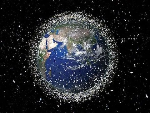 Environ 100 millions de débris spatiaux, allant de minuscules éclats de peinture aux satellites désaffectés