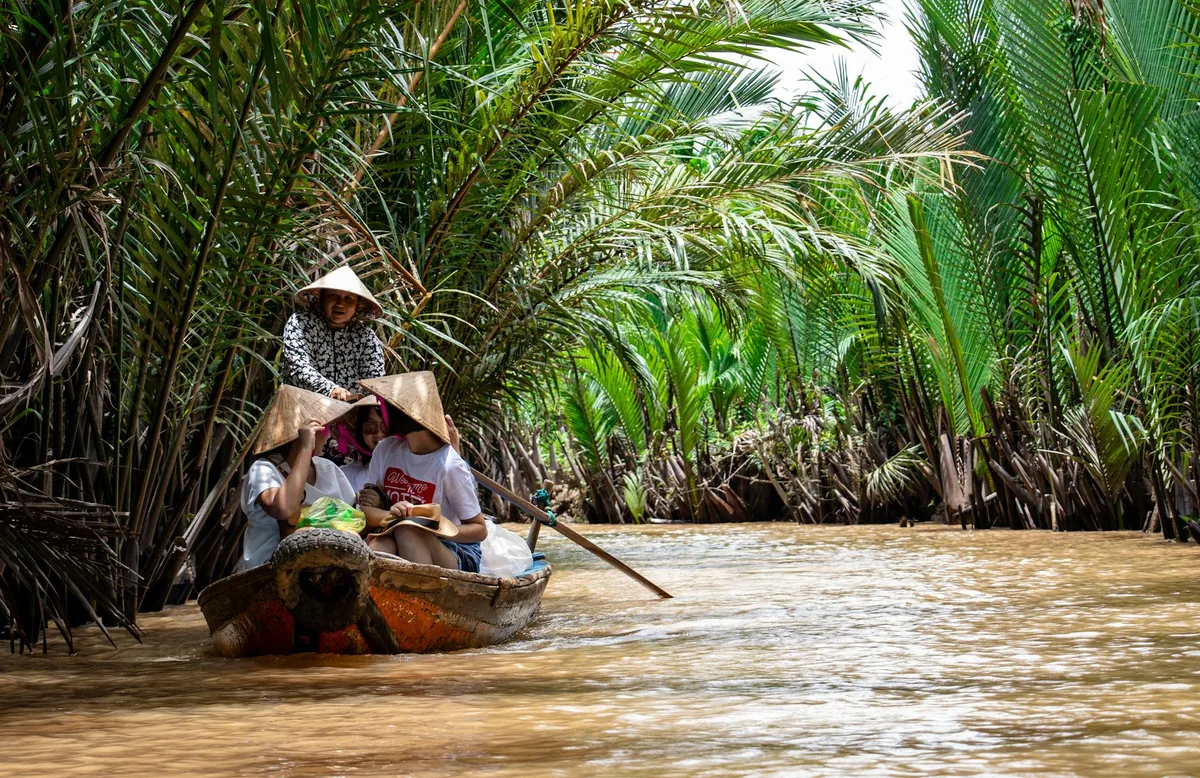 El Delta del Mekong, a menudo llamado el 'granero de arroz' de Vietnam, es una vasta y fértil región atravesada por un laberinto de ríos y canales.