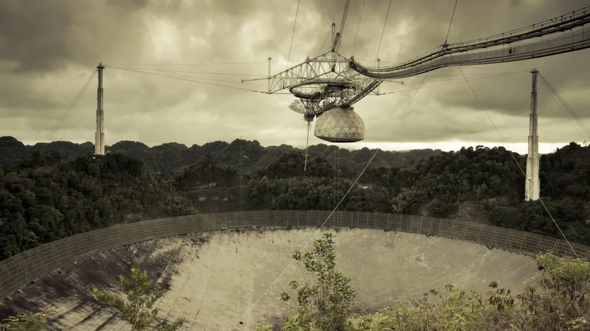 El icónico Observatorio de Arecibo en Puerto Rico, un radiotelescopio masivo, desempeñó un papel crucial en la búsqueda de inteligencia extraterrestre, enviando un famoso mensaje al espacio en 1974 antes de su trágico colapso en 2020.