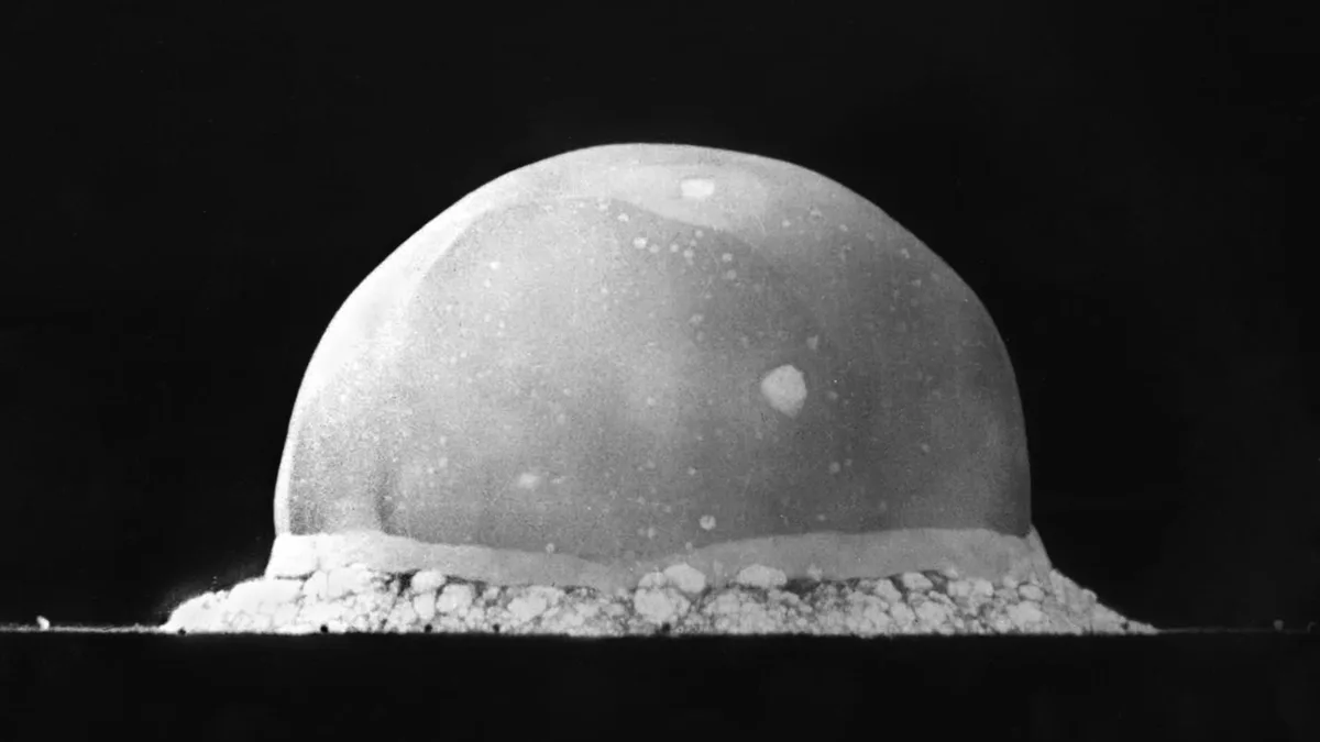 La prueba Trinity, la primera detonación de un arma nuclear, ocurrió el 16 de julio de 1945 en Nuevo México.